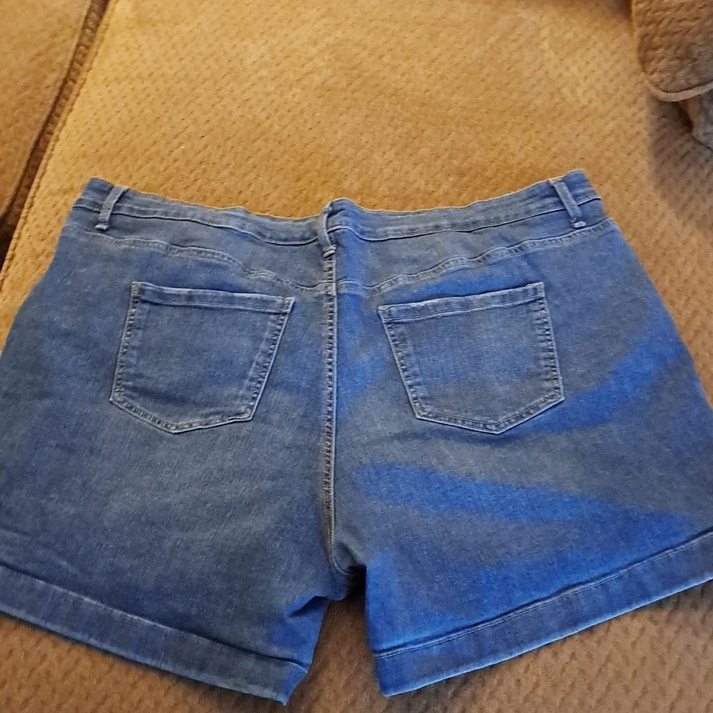 Womens Gloria Vanderbilt Denim 20W All-Around Slimming Effect Shorts - Picture 4 of 6